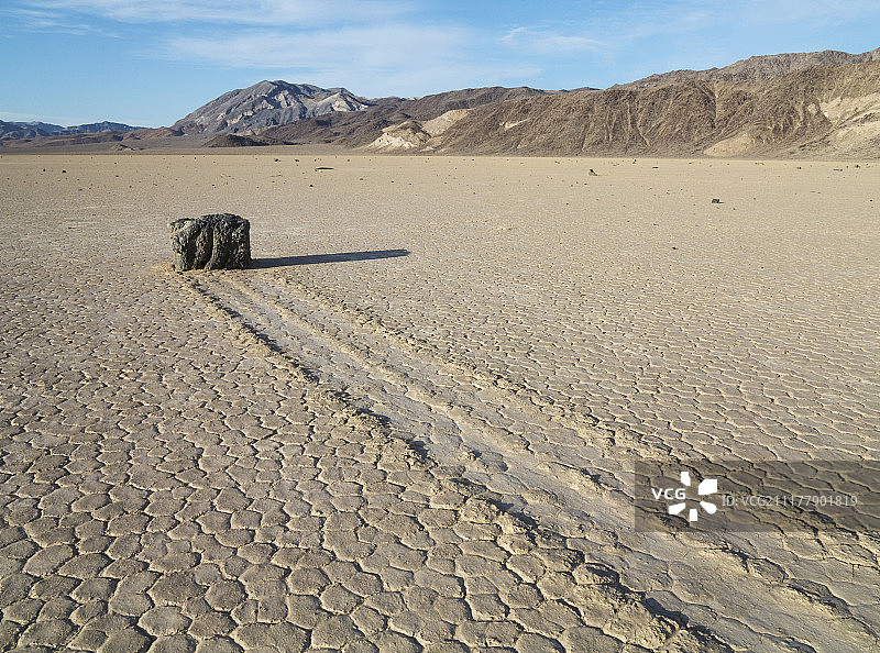 死亡谷国家公园跑道上神秘移动岩石留下的轨迹（美国加利福尼亚州）图片素材