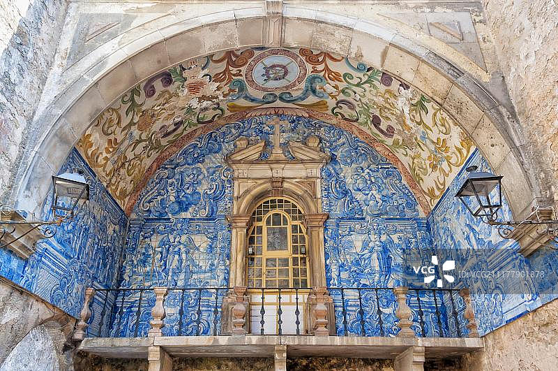 葡萄牙莱里亚区奥比多斯镇的维拉门和瓷砖壁画图片素材