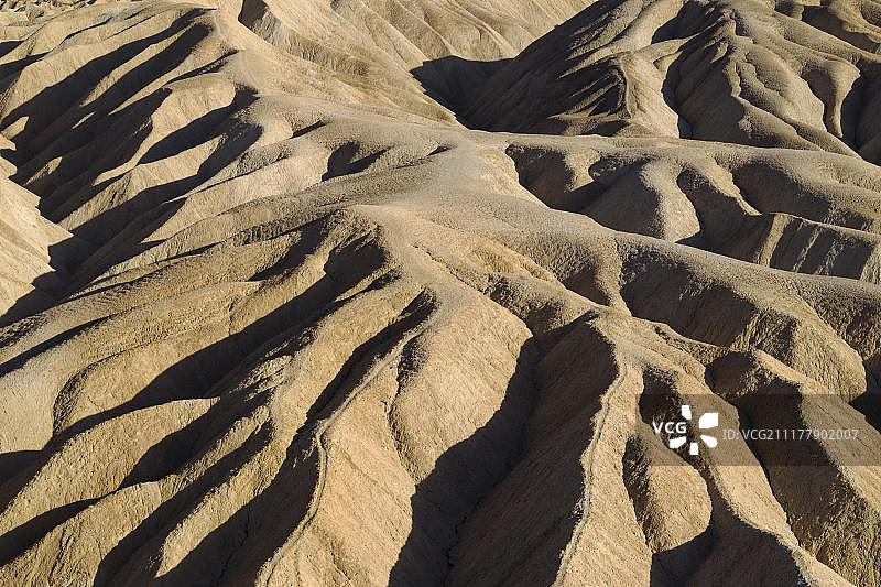 美国加州死亡谷国家公园的侵蚀性荒地景观图片素材