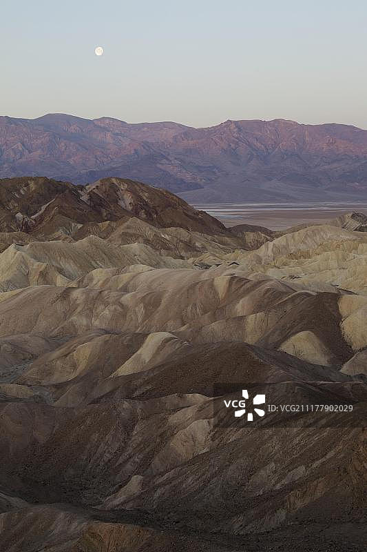 死亡谷国家公园的帕纳明特山脉和死亡谷黎明景观，前景为戈尔峡谷恶地，右侧为曼利比肯岩层，美国加利福尼亚州图片素材