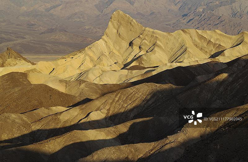 清晨光线下的曼利灯塔：死亡谷国家公园 Zabriskie Point 下方荒地中的岩石露头，美国加利福尼亚州，北美洲图片素材