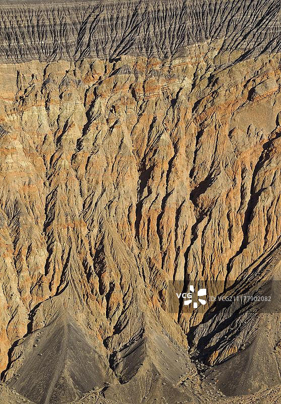 死亡谷乌贝赫比火山口壁上橙色砾岩的裸露裂隙基岩，美国加利福尼亚州死亡谷国家公园，北美洲图片素材