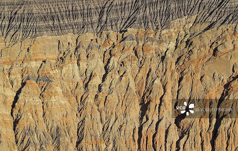 死亡谷乌贝赫比火山口壁上橙色砾岩的裸露裂隙基岩，美国加利福尼亚州死亡谷国家公园，北美洲图片素材