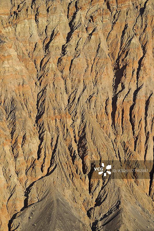 死亡谷乌贝赫比火山口壁上橙色砾岩的裸露裂隙基岩，美国加利福尼亚州死亡谷国家公园，北美洲图片素材