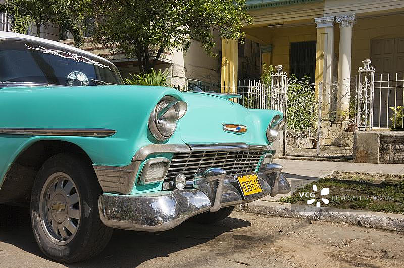 雪佛兰经典汽车停在古巴哈瓦那街头图片素材