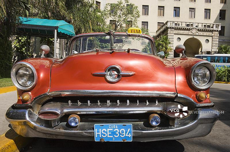 古巴哈瓦那街头的经典老爷车图片素材