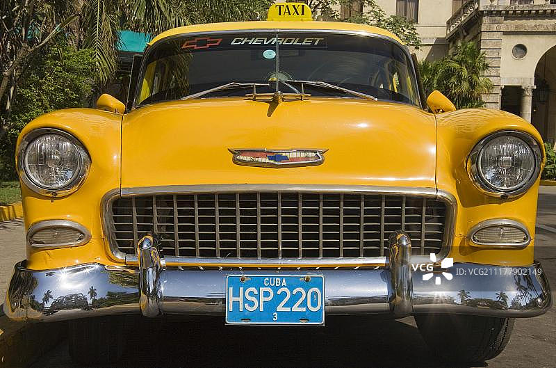 雪佛兰经典汽车停在古巴哈瓦那街头图片素材