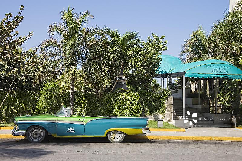 1952年别克经典汽车，停在古巴哈瓦那街头图片素材