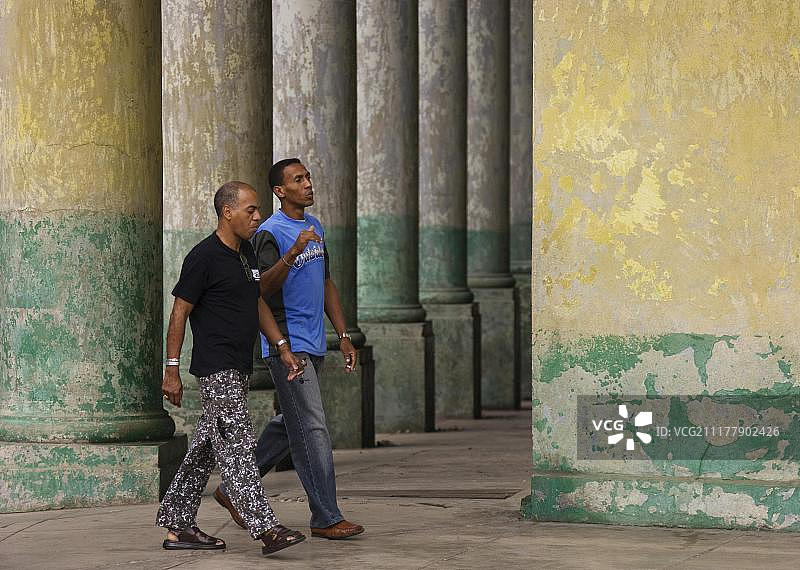 古巴哈瓦那老城区：两名当地男子走过图片素材