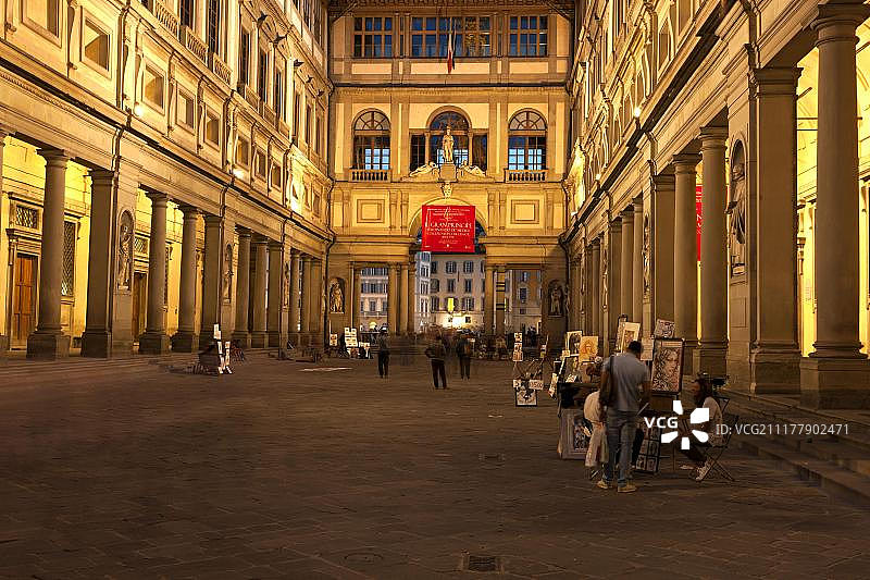 夜晚灯光下的佛罗伦萨乌菲齐美术馆图片素材