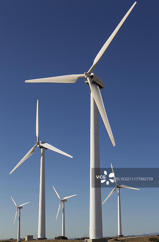 塔里法附近风力发电场的风车，西班牙安达卢西亚加的斯省，欧洲图片素材
