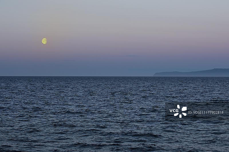 俄罗斯楚科奇半岛白令海峡的月落图片素材