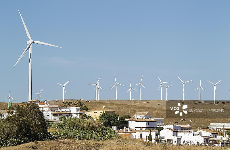 在西班牙安達盧西亞加的斯省薩哈拉德洛斯阿圖內斯附近的El Almarchal村莊的風力發電場上的風車图片素材