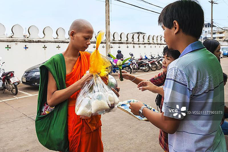 泰国阿育塔雅接受施舍的僧侣图片素材