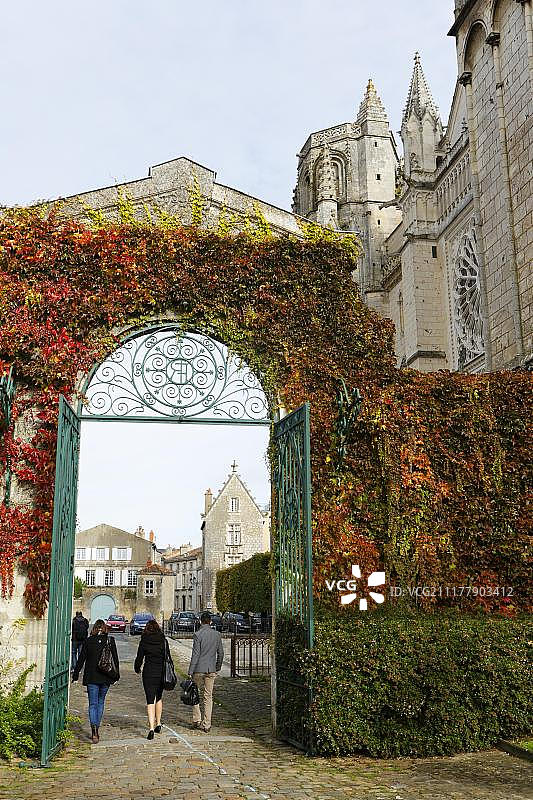 法国普瓦捷大教堂广场及主教座堂门景图片素材