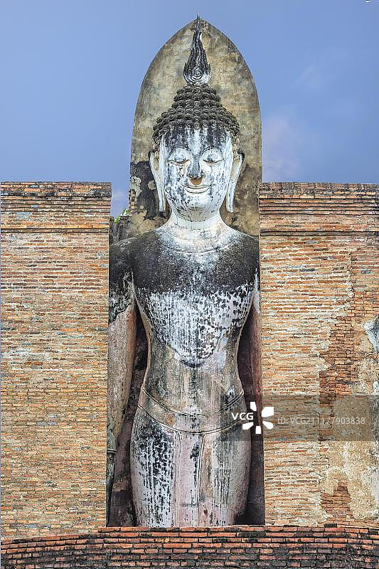 泰国素可泰历史公园玛哈泰寺遗址的佛像图片素材