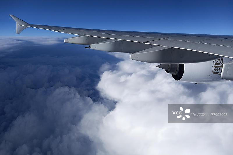 阿联酋航空空客A-380飞机在云层上方飞行图片素材
