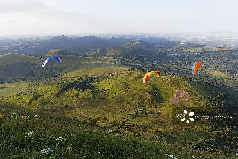 在法国奥弗涅火山自然公园多姆山滑翔伞飞行图片素材