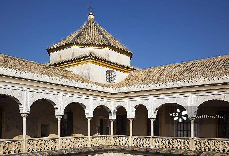 塞维利亚Casa de Pilatos大厦的柱廊上层，西班牙安达卢西亚图片素材