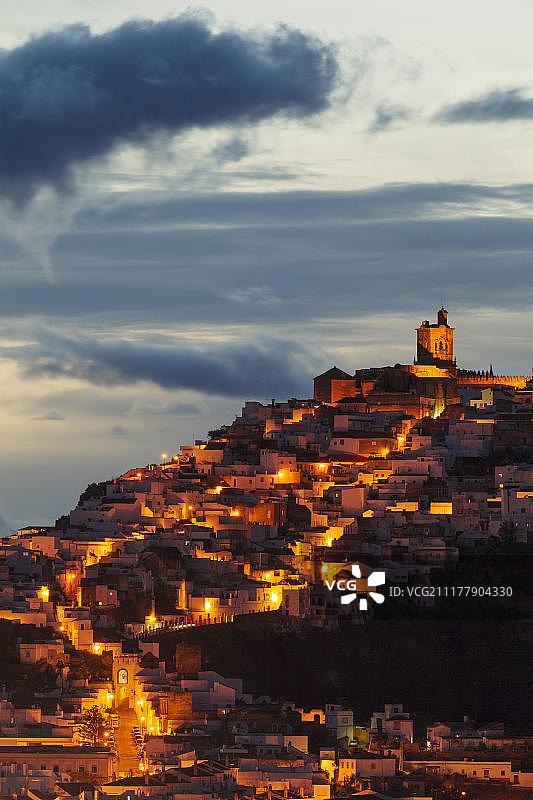 黎明时分，西班牙安达卢西亚阿科斯德拉弗龙特拉白色小镇图片素材