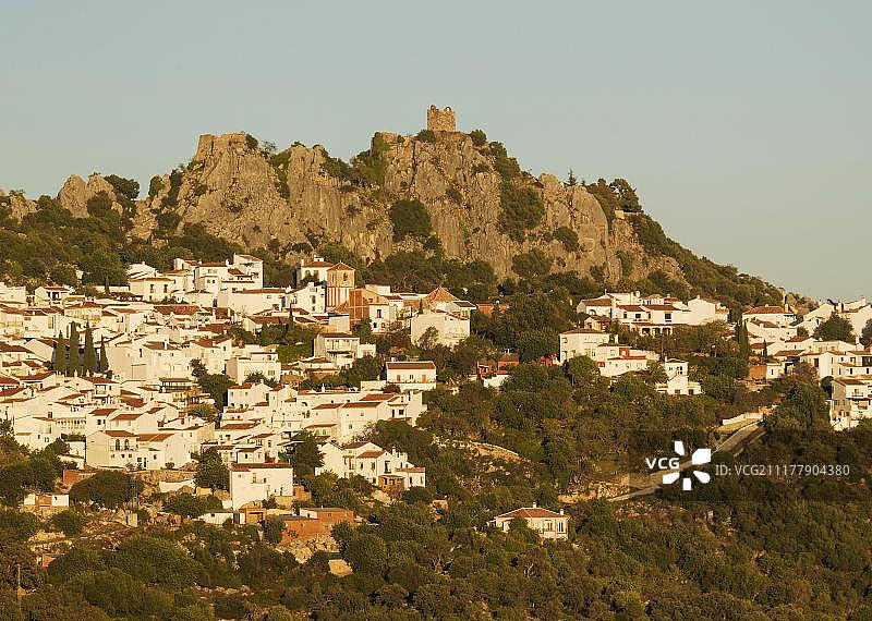 西班牙安达卢西亚高辛白色小镇和摩尔人堡垒的傍晚景色图片素材