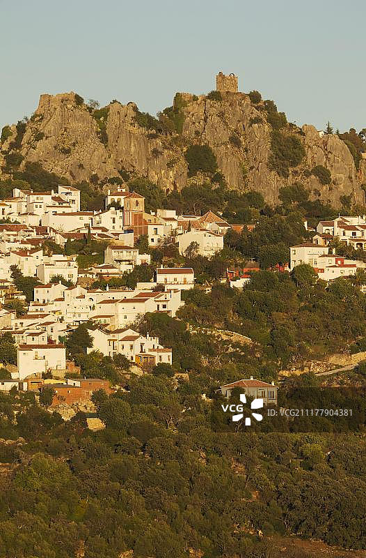 西班牙安达卢西亚高辛白色小镇和摩尔人堡垒的傍晚景色图片素材