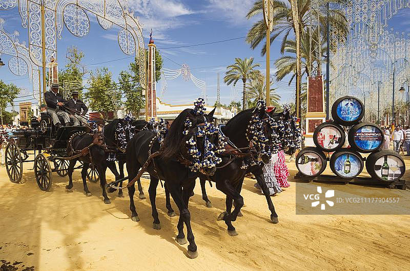 西班牙赫雷斯马展上的盛装马车和车夫图片素材