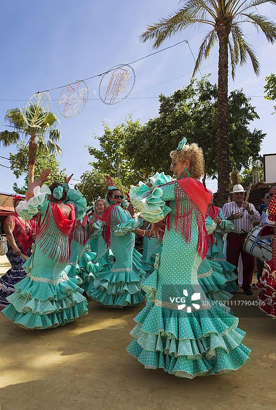 在西班牙赫雷斯马节上跳安达卢西亚舞的吉普赛女郎图片素材