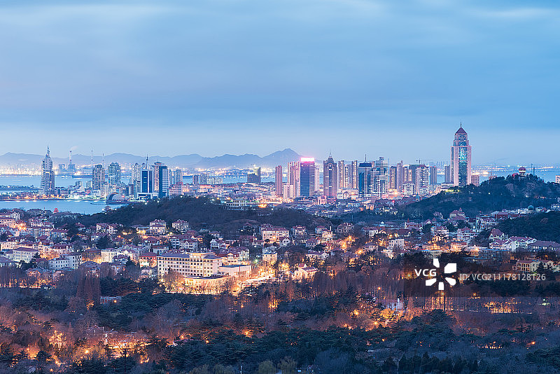 青岛西部老城区海岸线夜景图片素材