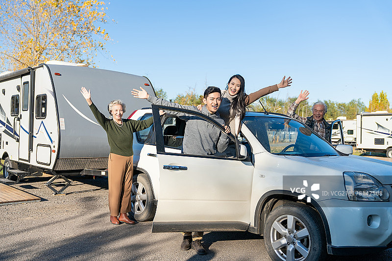 快乐的一家人自驾旅行图片素材