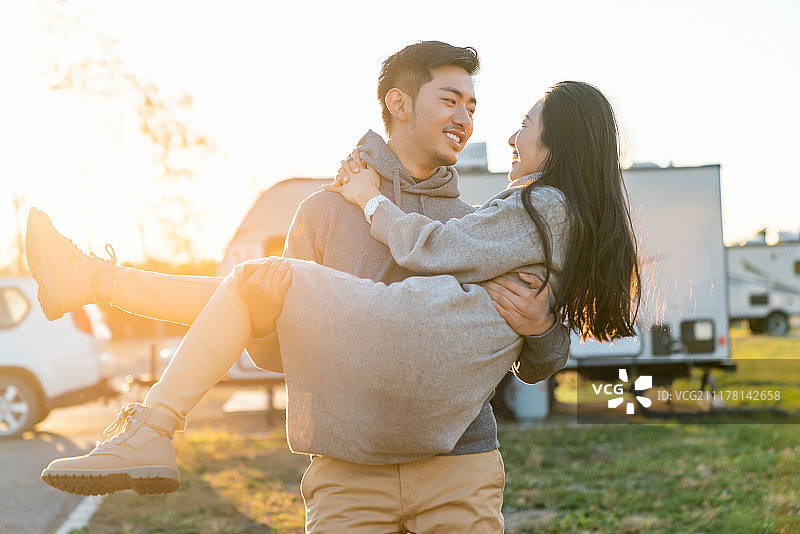 年轻情侣自驾旅行图片素材