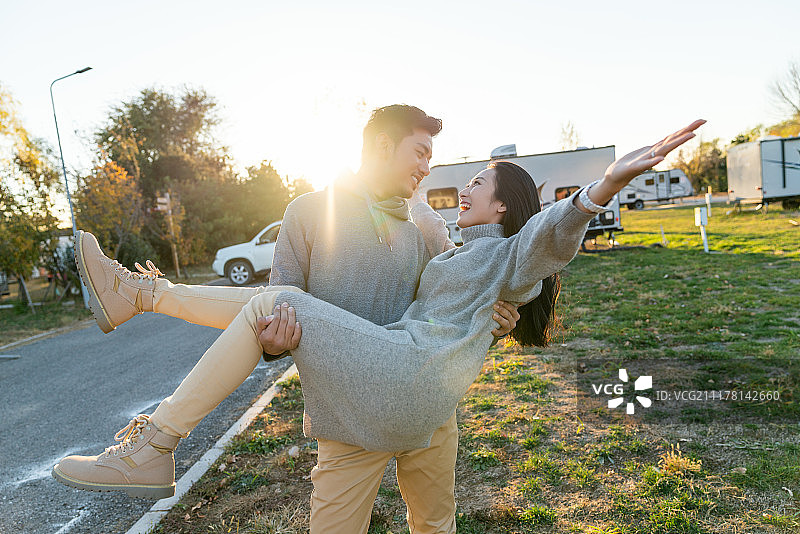 年轻情侣自驾旅行图片素材