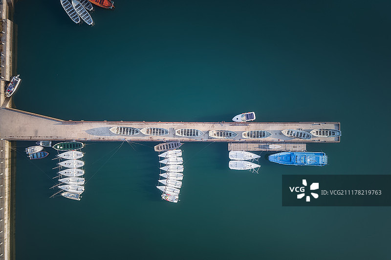 大连码头停靠的船只图片素材