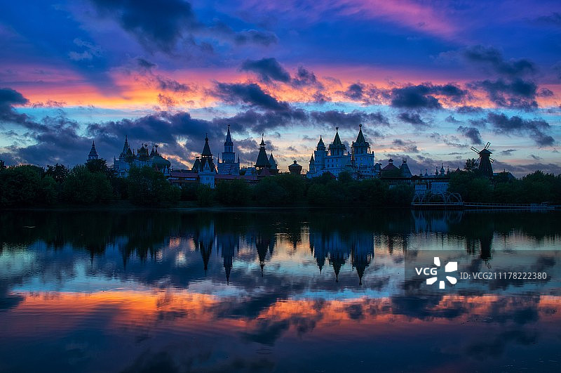 夕阳反射图片素材