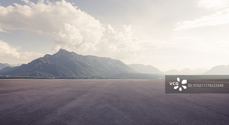 空旷的地面和山图片素材