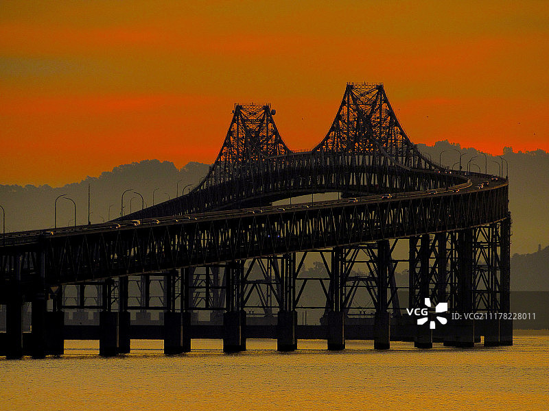 圣拉斐尔大桥上的抽象日出图片素材