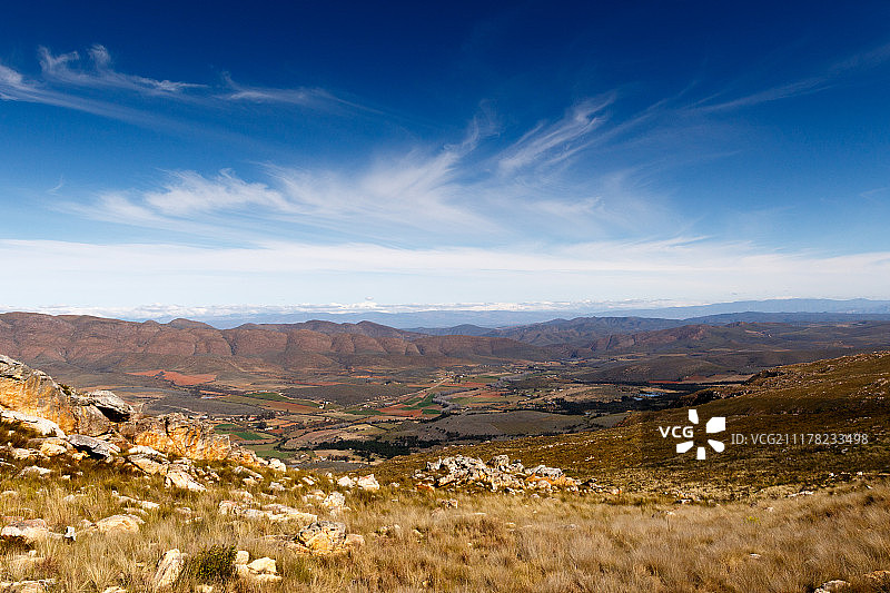 暴风雨云层笼罩下的绿色山谷图片素材