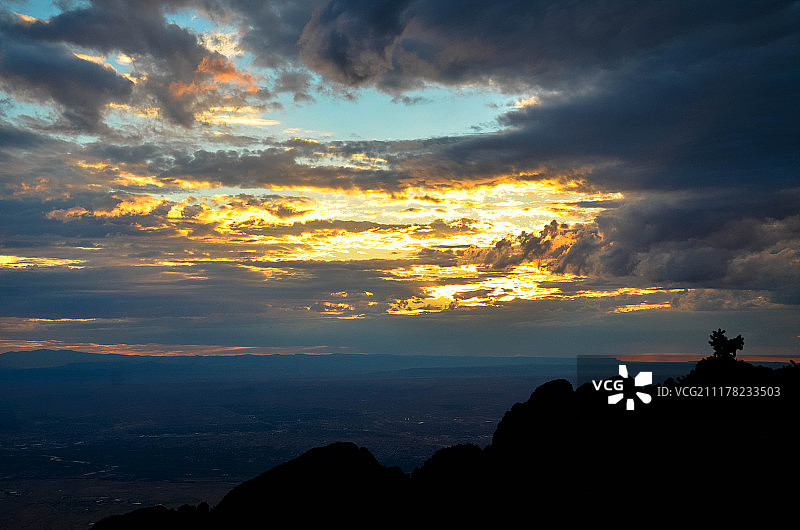 我看到了火焰…图片素材