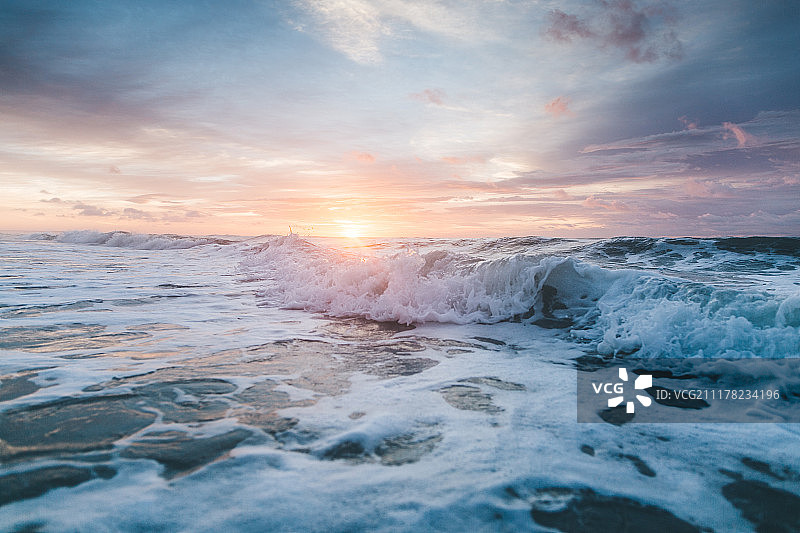 北卡罗来纳州顶帆岛海浪图片素材