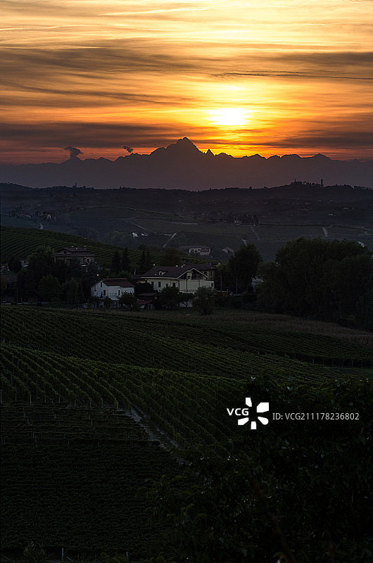 日落时分，天空下的农田风景图片素材