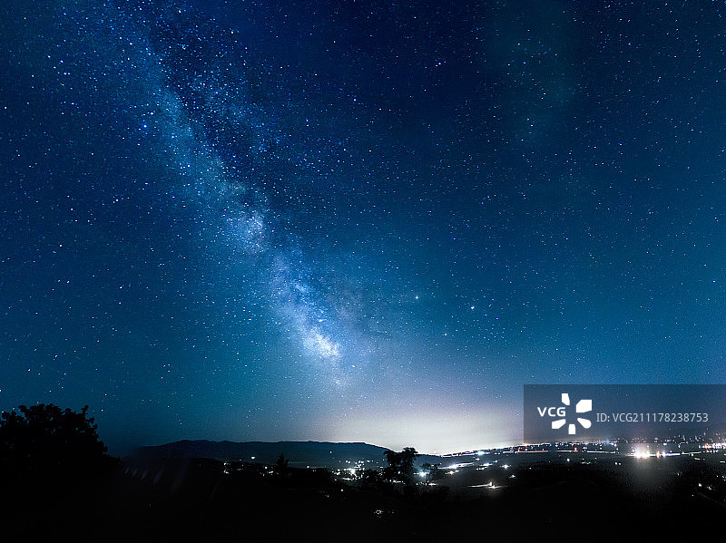 两个世界之间图片素材