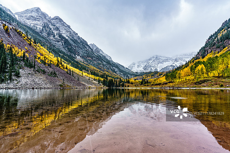 栗色钟的冬与秋图片素材