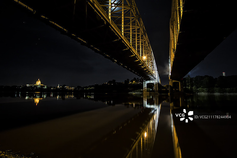 夜幕下的杰斐逊市图片素材