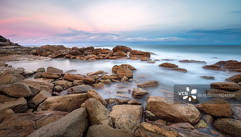 粉色和蓝色克洛维利海滩图片素材