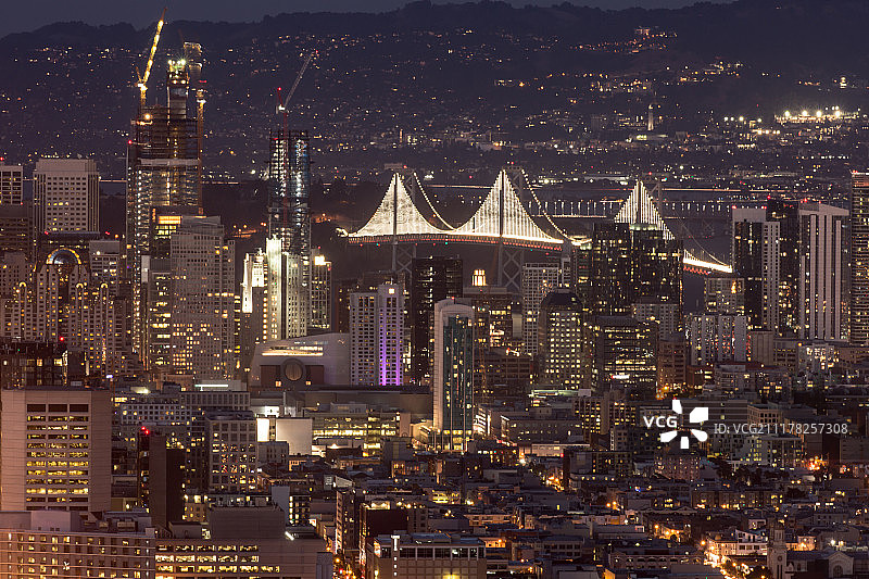 从双峰俯瞰旧金山城市夜景图片素材