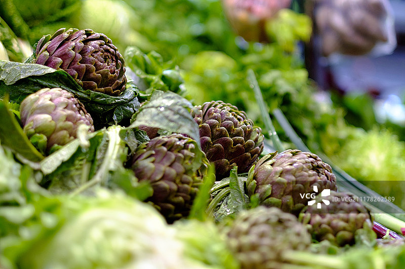 市场摊位上出售的蔬菜特写图片素材