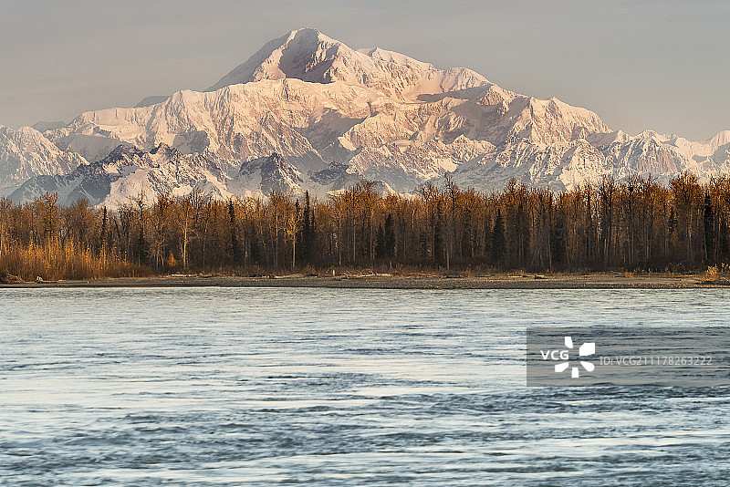 苏西特纳河上的德纳里图片素材
