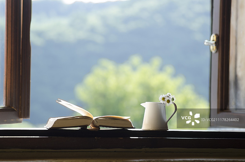 打开的窗户 - 生态、自然或教育背景图片素材