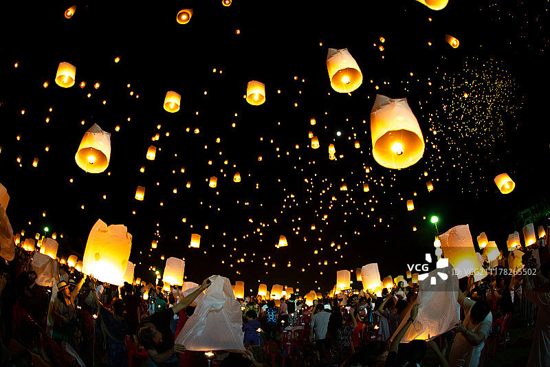 泰国清迈梅州大学万人天灯图片素材