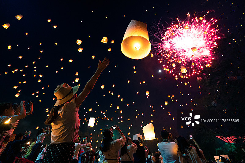 泰国清迈水灯节放天灯图片素材